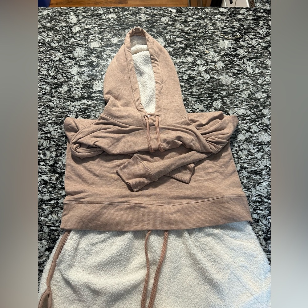 superrrrrr sift and cozy lounge long sleeve and shorts set, worn once